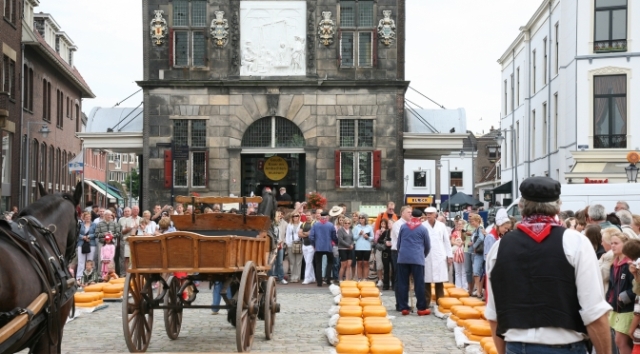 selling gouda on the grotemarkt in Gouda